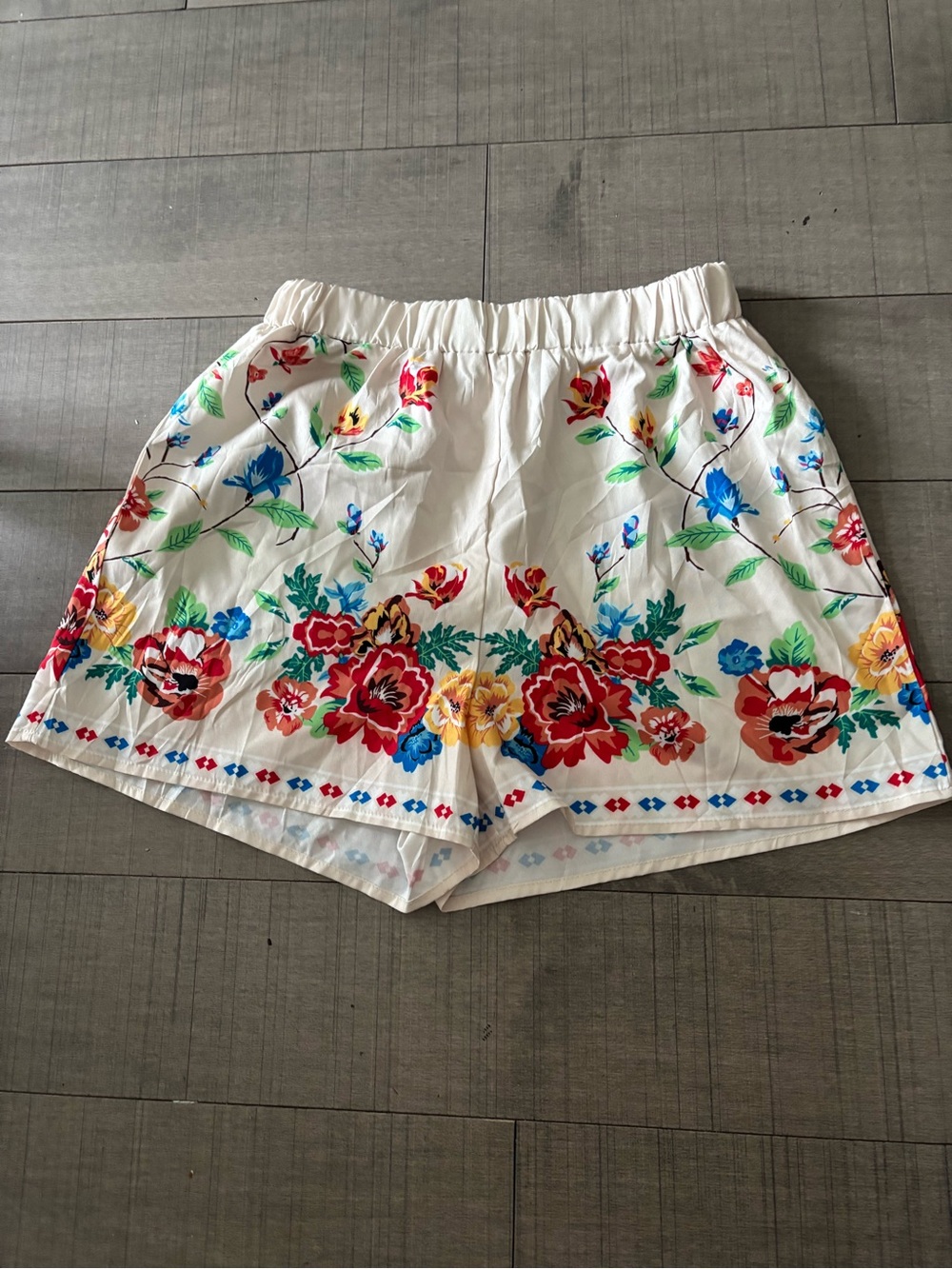 🩷White Floral Embroidered Shorts with Multicolor Flowers - Picture 3 of 4